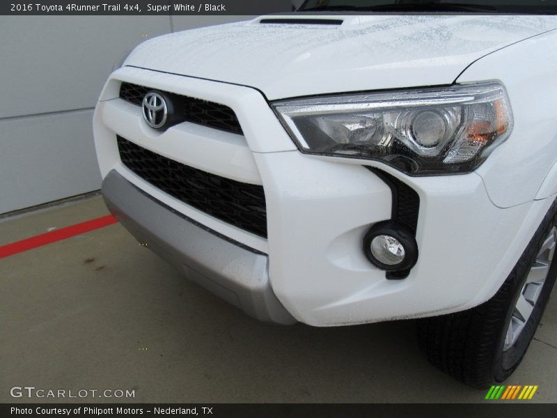 Super White / Black 2016 Toyota 4Runner Trail 4x4