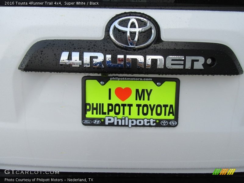 Super White / Black 2016 Toyota 4Runner Trail 4x4