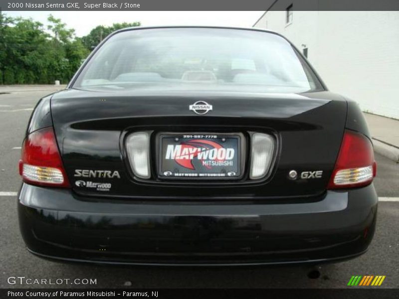 Super Black / Stone 2000 Nissan Sentra GXE