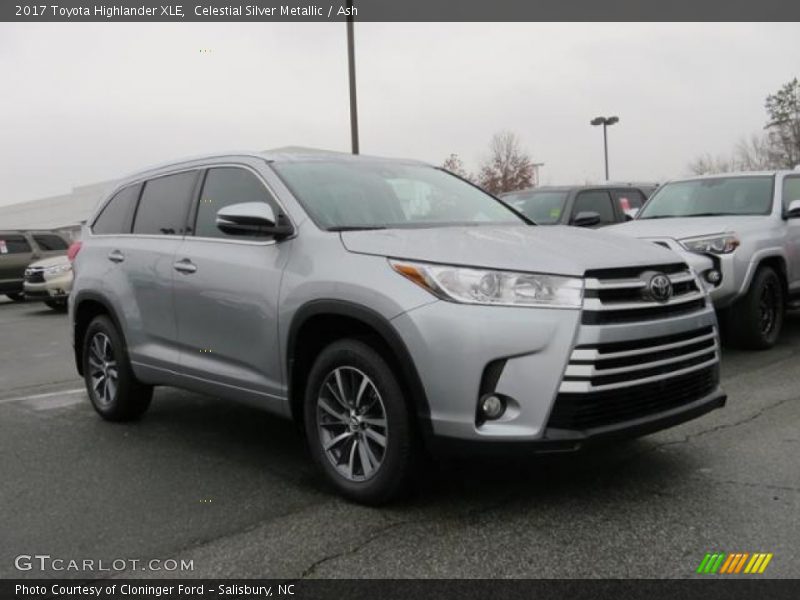 Front 3/4 View of 2017 Highlander XLE
