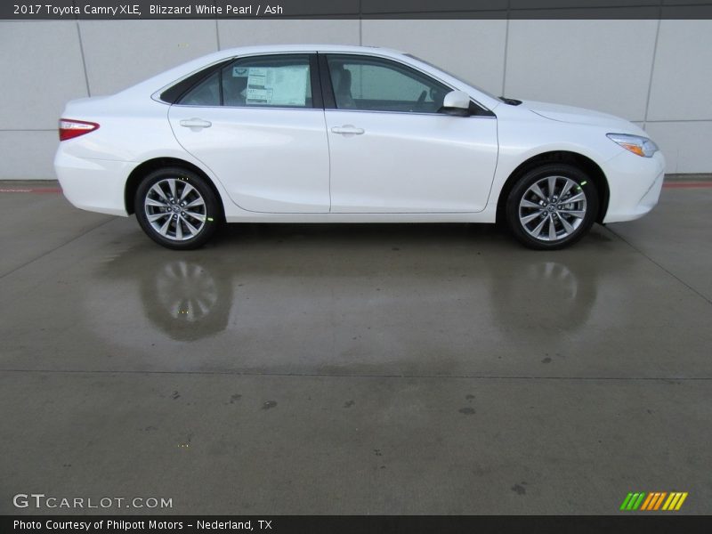 Blizzard White Pearl / Ash 2017 Toyota Camry XLE