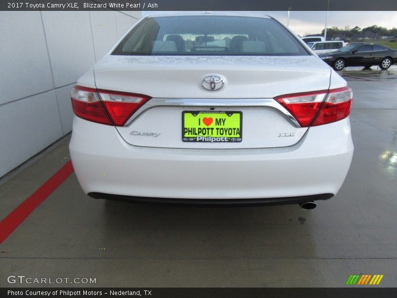 Blizzard White Pearl / Ash 2017 Toyota Camry XLE