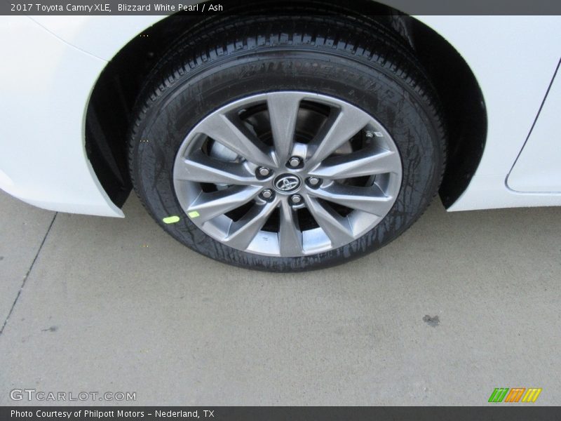 Blizzard White Pearl / Ash 2017 Toyota Camry XLE