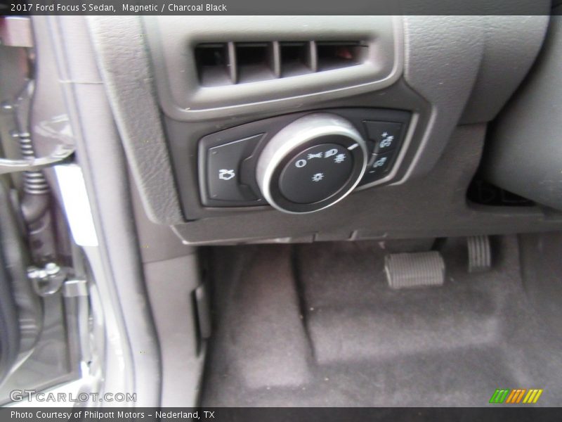 Magnetic / Charcoal Black 2017 Ford Focus S Sedan