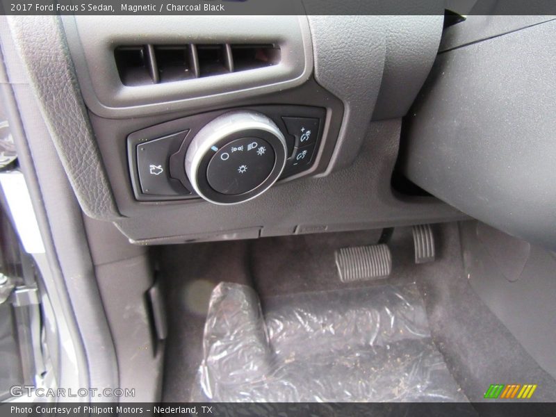 Magnetic / Charcoal Black 2017 Ford Focus S Sedan