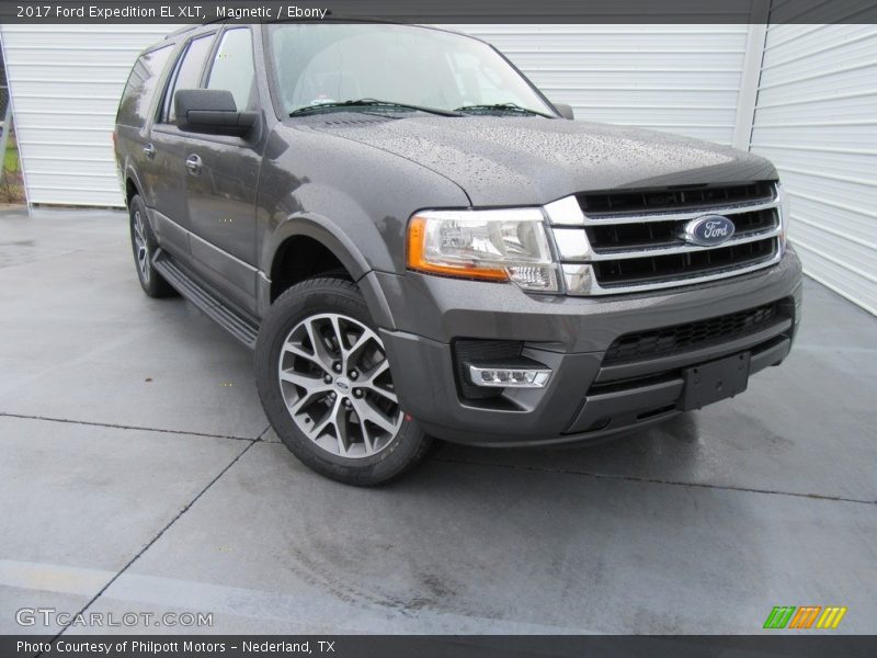 Front 3/4 View of 2017 Expedition EL XLT