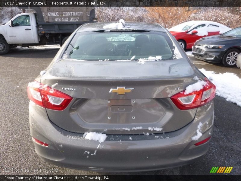 Pepperdust Metallic / Jet Black 2017 Chevrolet Cruze LT