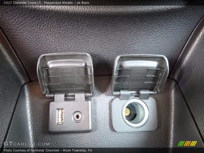 Pepperdust Metallic / Jet Black 2017 Chevrolet Cruze LT