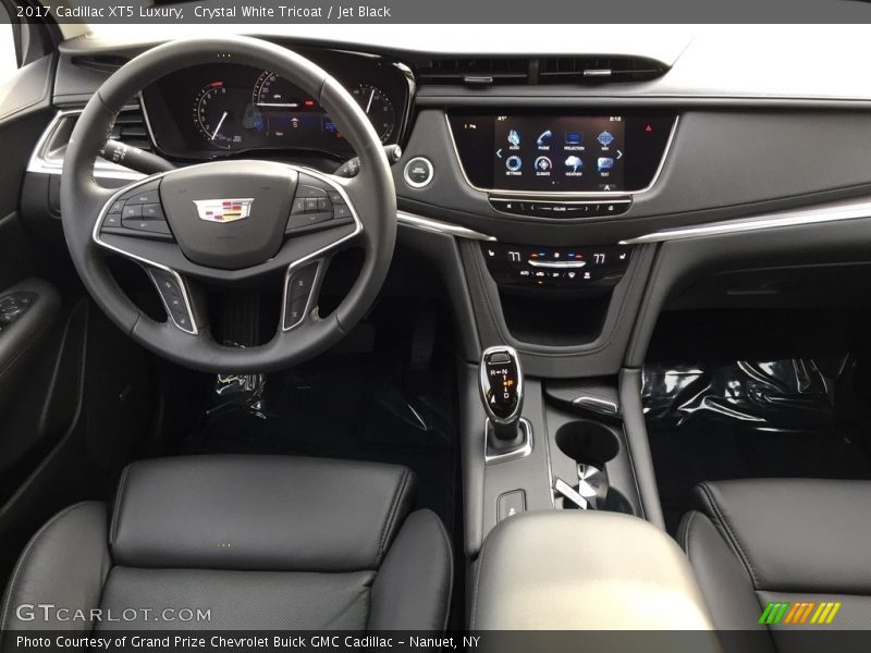 Crystal White Tricoat / Jet Black 2017 Cadillac XT5 Luxury
