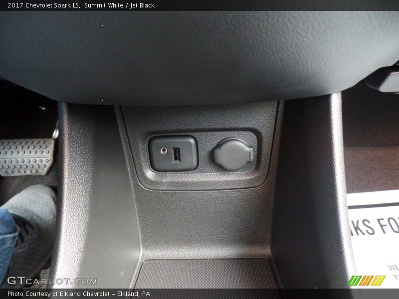 Summit White / Jet Black 2017 Chevrolet Spark LS