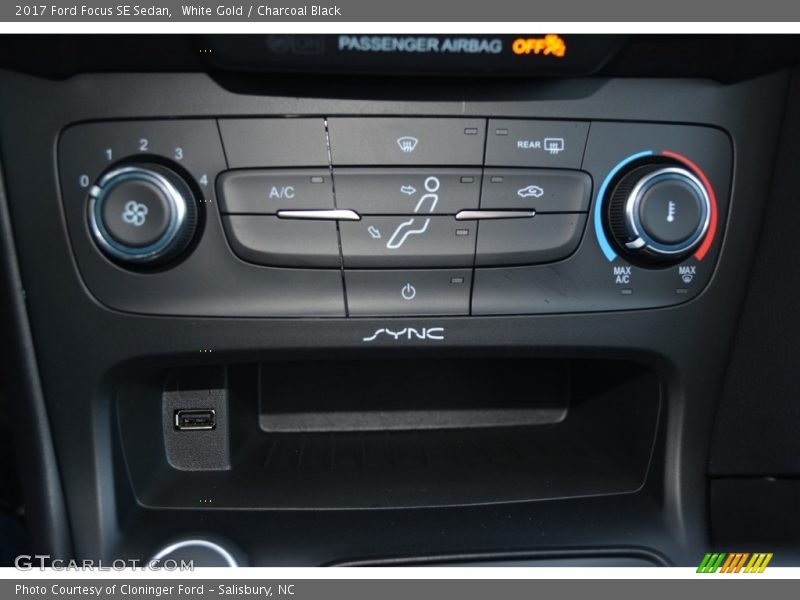 White Gold / Charcoal Black 2017 Ford Focus SE Sedan