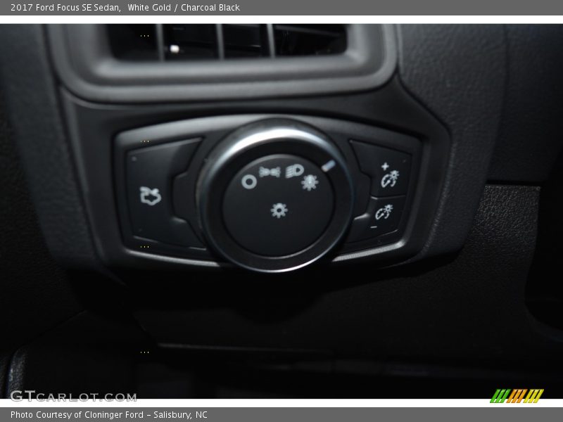 White Gold / Charcoal Black 2017 Ford Focus SE Sedan