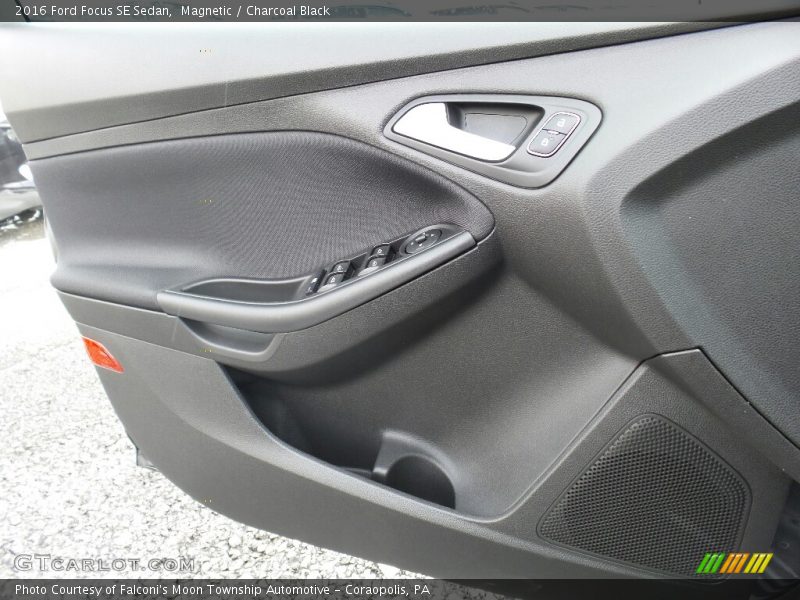 Magnetic / Charcoal Black 2016 Ford Focus SE Sedan