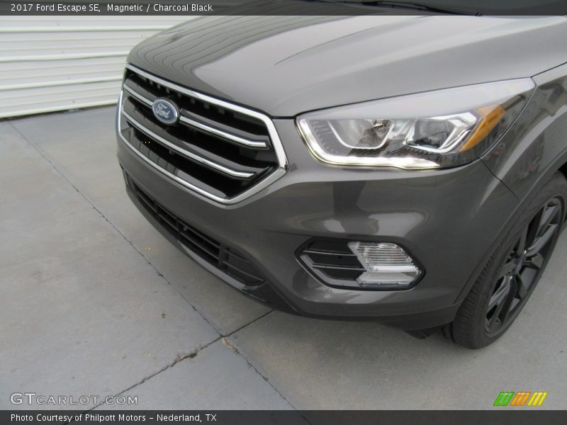 Magnetic / Charcoal Black 2017 Ford Escape SE