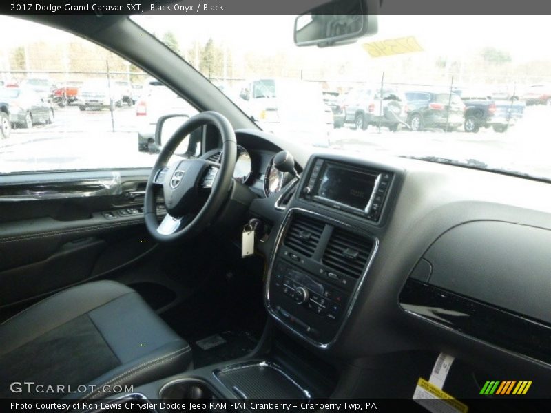Black Onyx / Black 2017 Dodge Grand Caravan SXT