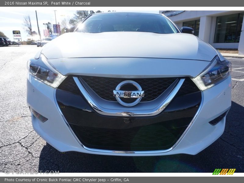 Pearl White / Charcoal 2016 Nissan Maxima SR