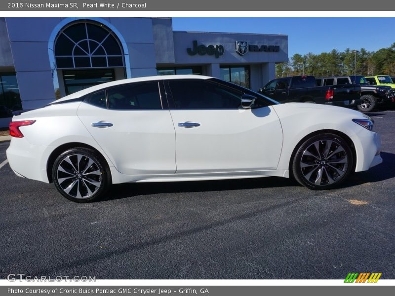 Pearl White / Charcoal 2016 Nissan Maxima SR