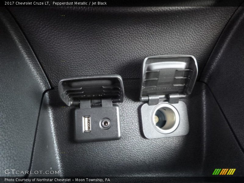 Pepperdust Metallic / Jet Black 2017 Chevrolet Cruze LT