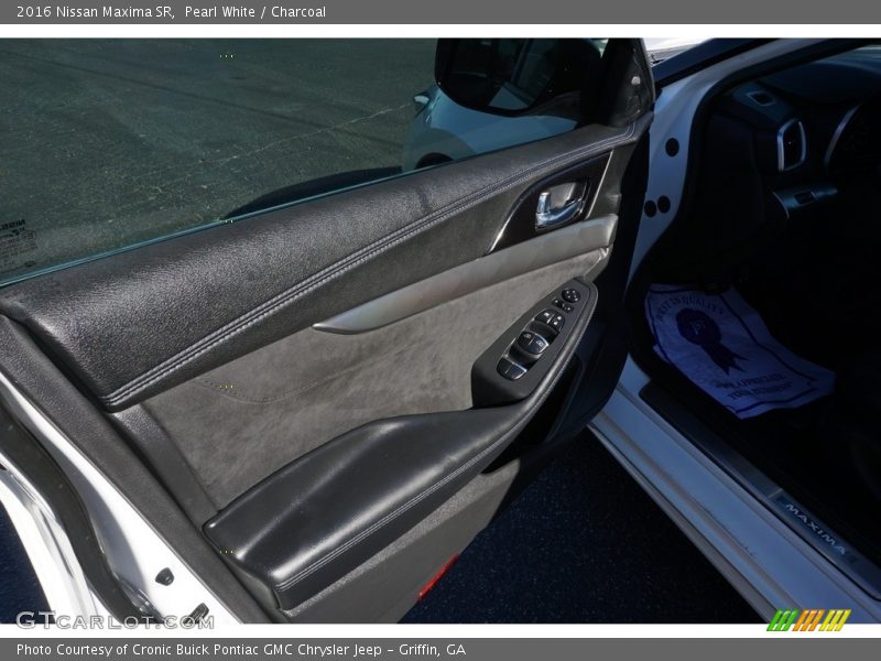 Pearl White / Charcoal 2016 Nissan Maxima SR