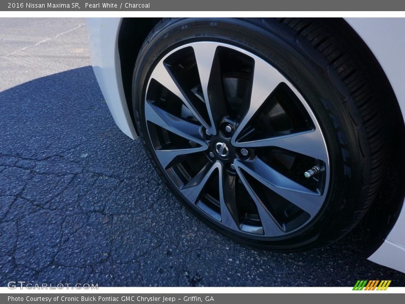 Pearl White / Charcoal 2016 Nissan Maxima SR