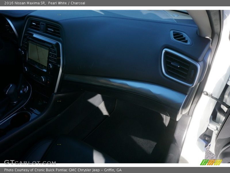 Pearl White / Charcoal 2016 Nissan Maxima SR