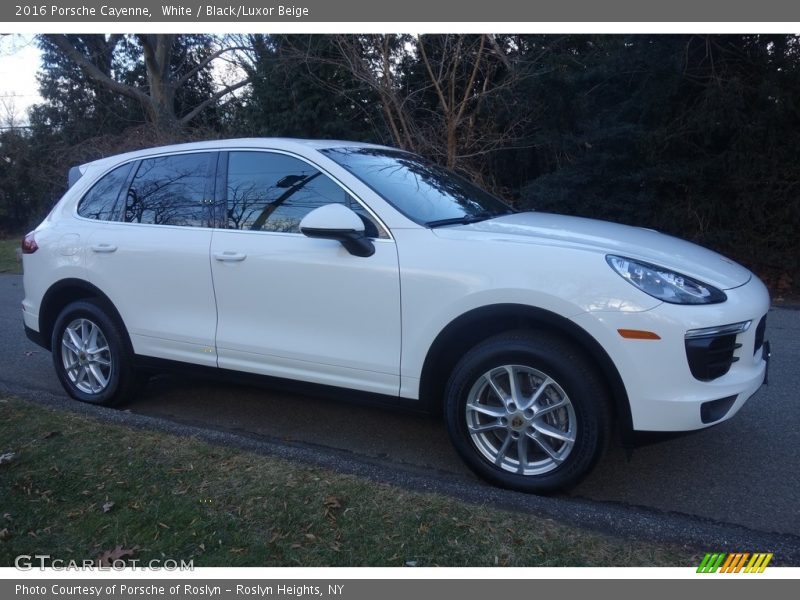 Front 3/4 View of 2016 Cayenne 