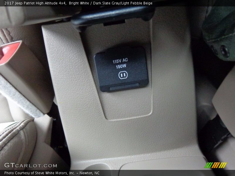 Bright White / Dark Slate Gray/Light Pebble Beige 2017 Jeep Patriot High Altitude 4x4