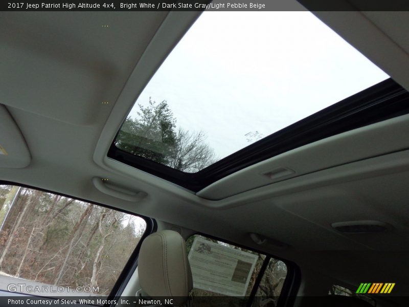 Bright White / Dark Slate Gray/Light Pebble Beige 2017 Jeep Patriot High Altitude 4x4
