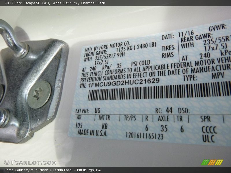 White Platinum / Charcoal Black 2017 Ford Escape SE 4WD