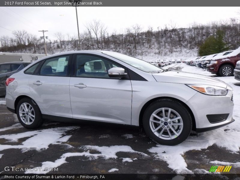 Ingot Silver / Charcoal Black 2017 Ford Focus SE Sedan