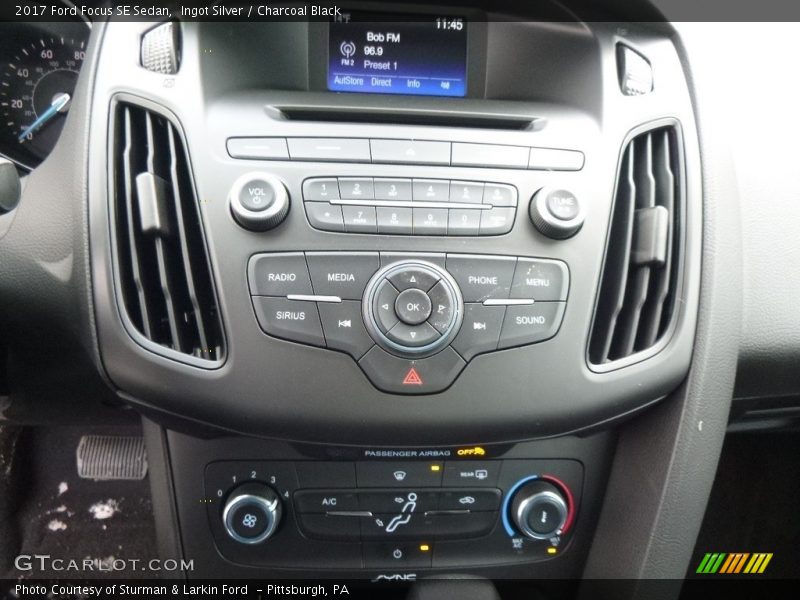Ingot Silver / Charcoal Black 2017 Ford Focus SE Sedan