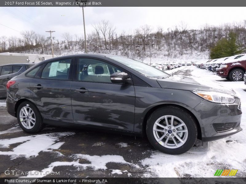 Magnetic / Charcoal Black 2017 Ford Focus SE Sedan