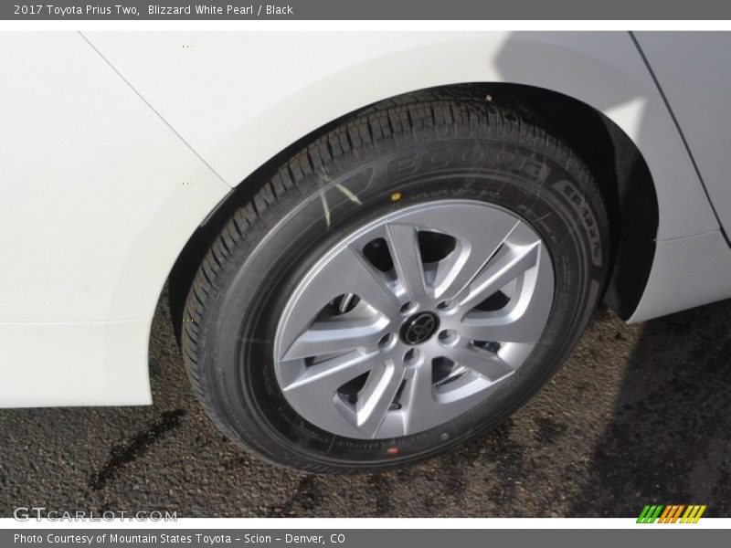 Blizzard White Pearl / Black 2017 Toyota Prius Two
