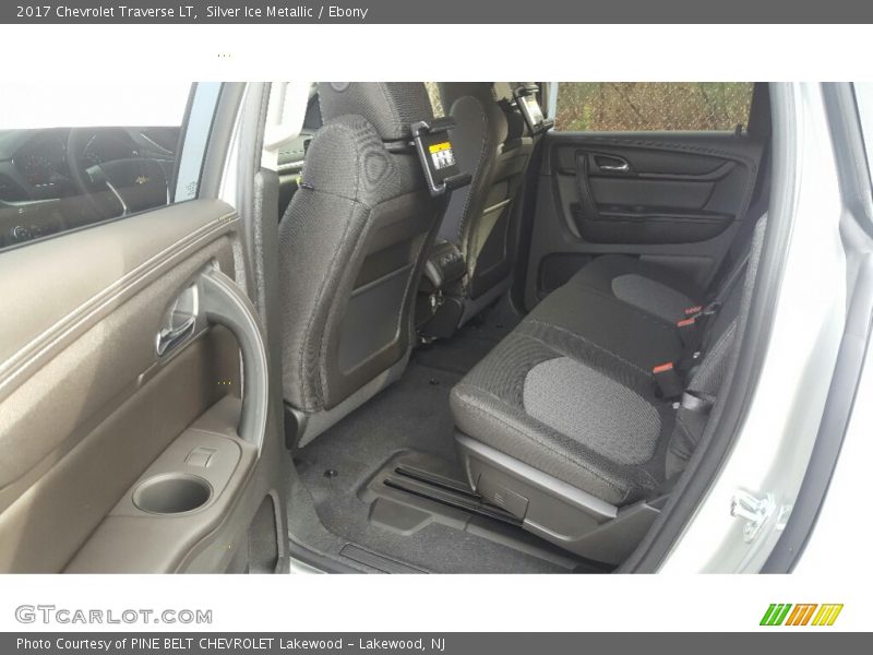 Silver Ice Metallic / Ebony 2017 Chevrolet Traverse LT