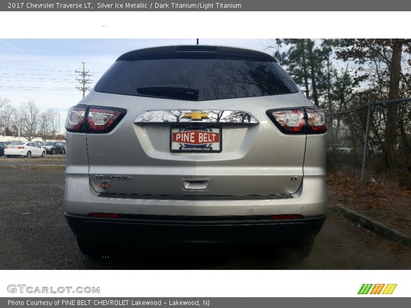 Silver Ice Metallic / Dark Titanium/Light Titanium 2017 Chevrolet Traverse LT