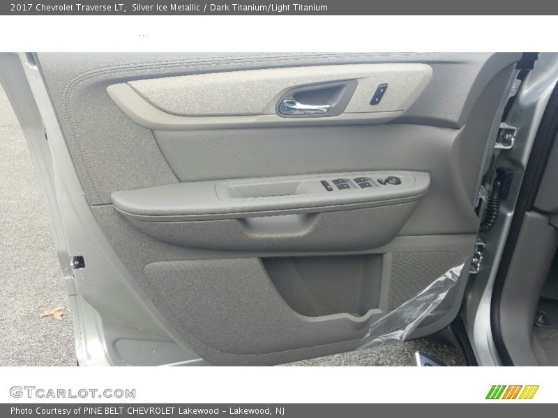 Silver Ice Metallic / Dark Titanium/Light Titanium 2017 Chevrolet Traverse LT