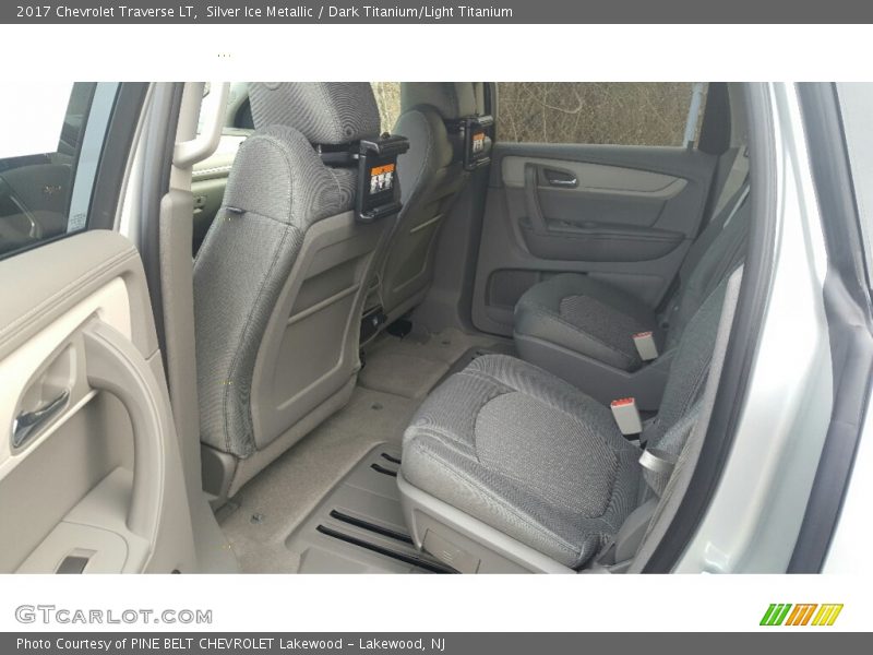 Silver Ice Metallic / Dark Titanium/Light Titanium 2017 Chevrolet Traverse LT