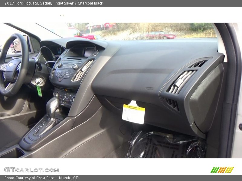 Ingot Silver / Charcoal Black 2017 Ford Focus SE Sedan