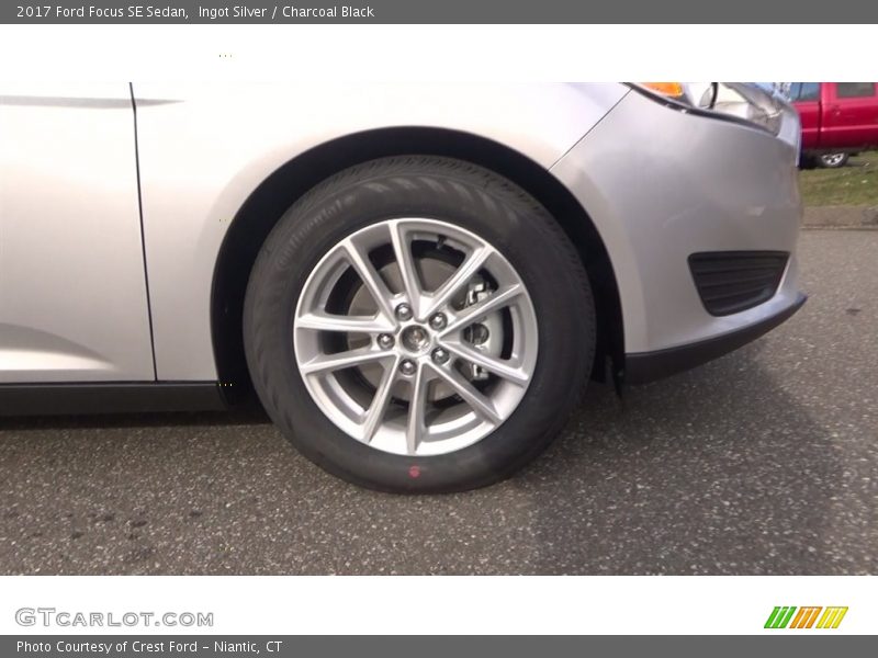 Ingot Silver / Charcoal Black 2017 Ford Focus SE Sedan