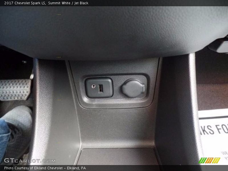 Summit White / Jet Black 2017 Chevrolet Spark LS