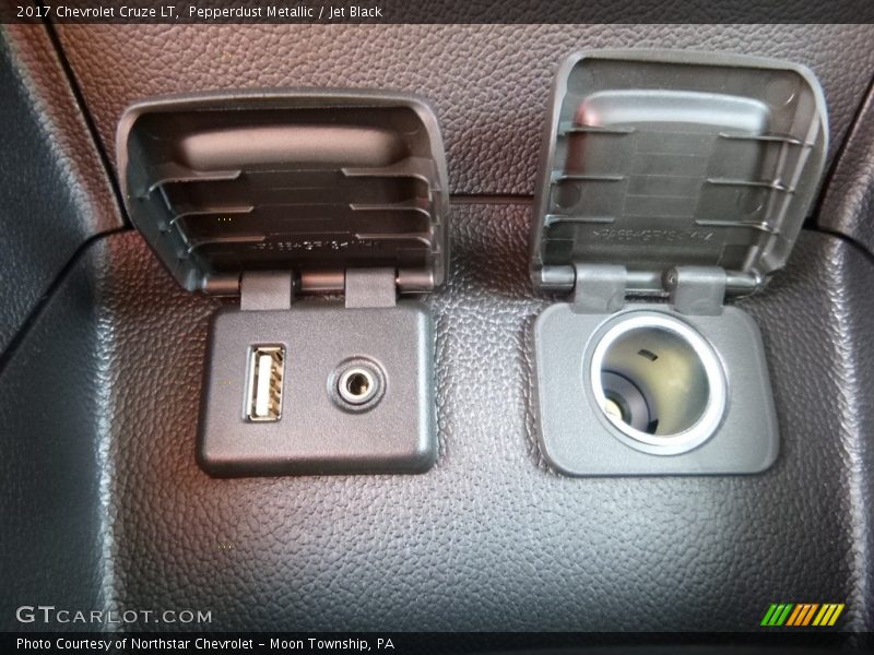 Pepperdust Metallic / Jet Black 2017 Chevrolet Cruze LT