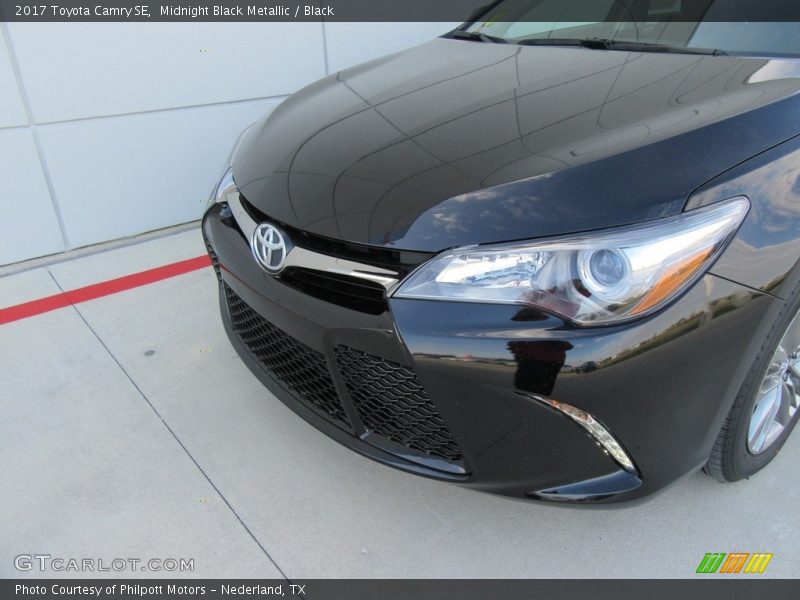 Midnight Black Metallic / Black 2017 Toyota Camry SE