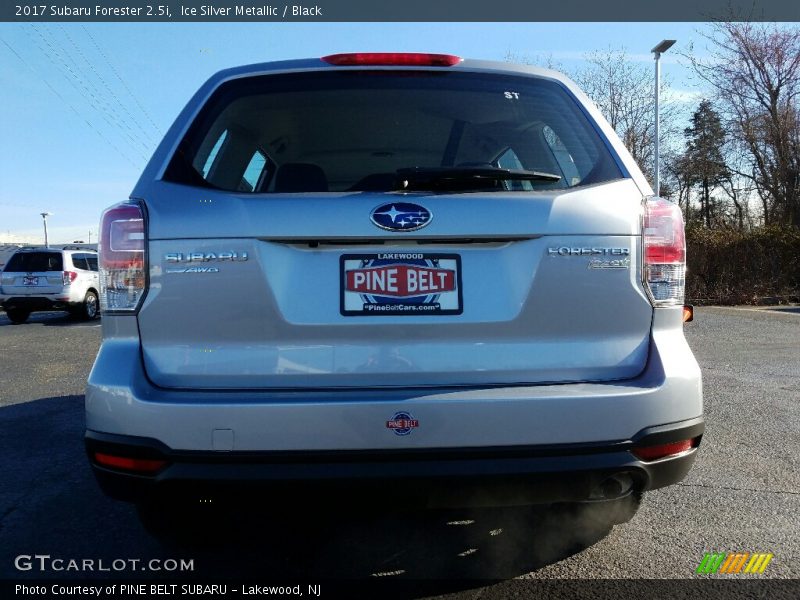 Ice Silver Metallic / Black 2017 Subaru Forester 2.5i