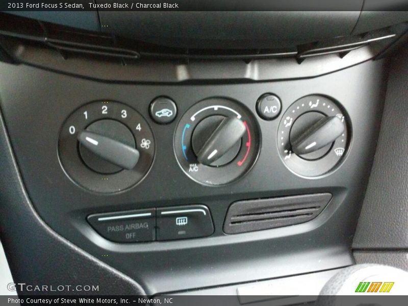 Tuxedo Black / Charcoal Black 2013 Ford Focus S Sedan