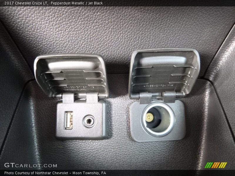 Pepperdust Metallic / Jet Black 2017 Chevrolet Cruze LT
