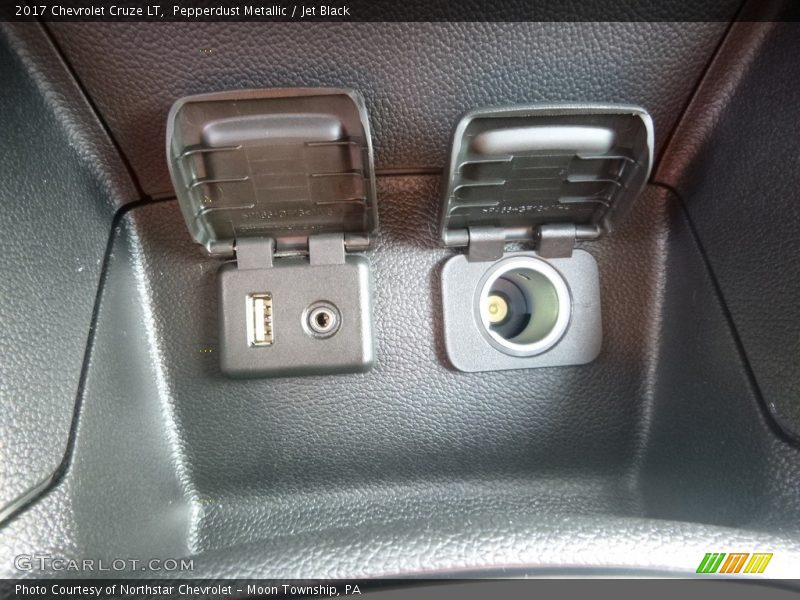 Pepperdust Metallic / Jet Black 2017 Chevrolet Cruze LT