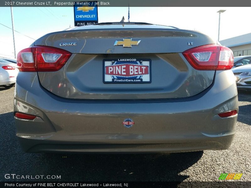 Pepperdust Metallic / Jet Black 2017 Chevrolet Cruze LT