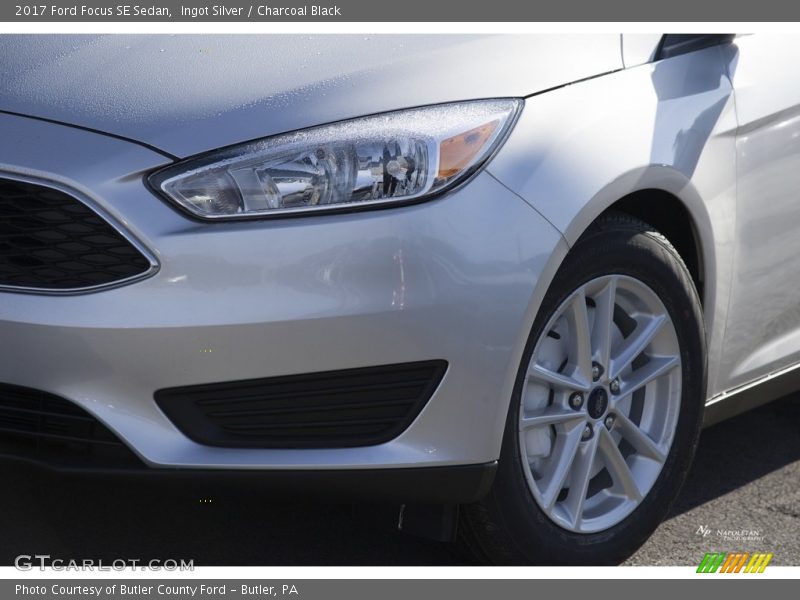 Ingot Silver / Charcoal Black 2017 Ford Focus SE Sedan