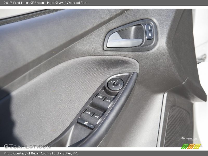 Ingot Silver / Charcoal Black 2017 Ford Focus SE Sedan