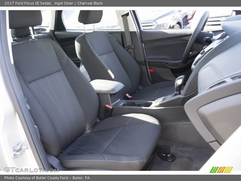 Ingot Silver / Charcoal Black 2017 Ford Focus SE Sedan
